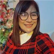 La profesora imparte clases particulares a niños y jóvenes